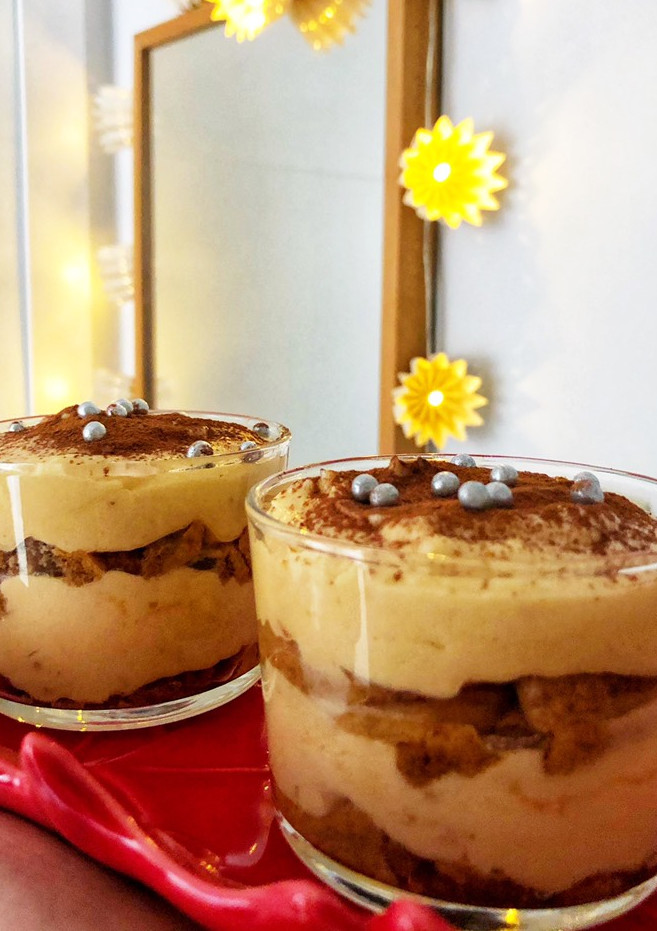 Una foto de Vasitos de postre de tiramisú de turrón de Jijona