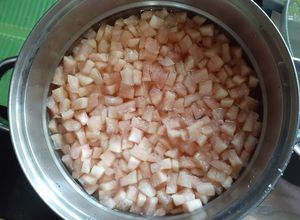 Hình của món Vỏ bưởi dùng trong món chè bưởi.