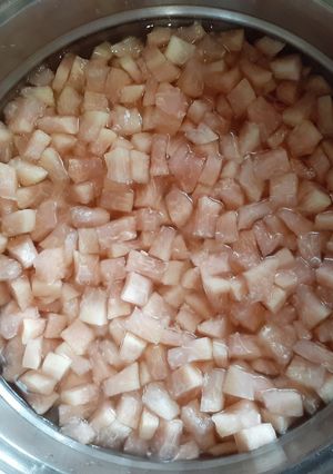 Hình của món Vỏ bưởi dùng trong món chè bưởi.