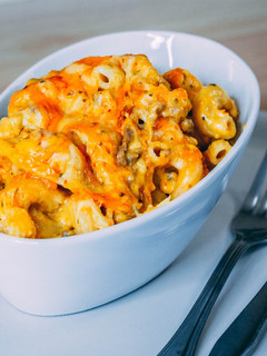 Una foto de Macarrones con queso y Carne ⚡️