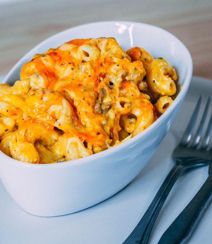 Una foto de Macarrones con queso y Carne ⚡️