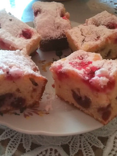 Málnás-meggyes bögrés süti recept fotója