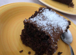Una foto de Torta de chocolate con harina integral y avena