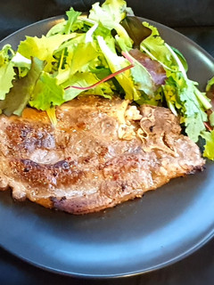 A picture of Braciola di coppa di maiale in padella.