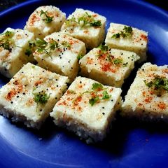 A picture of Rava Oats Dhokla.