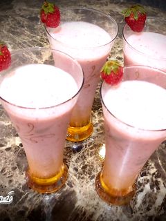 عکسی از دستور اسموتی موز و توت فرنگی
