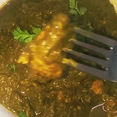 A picture of Pressure cooker palak chicken curry.