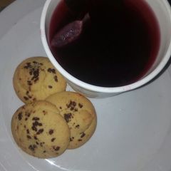 A picture of Hibiscus tea and cookies.