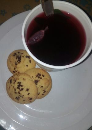A picture of Hibiscus tea and cookies.