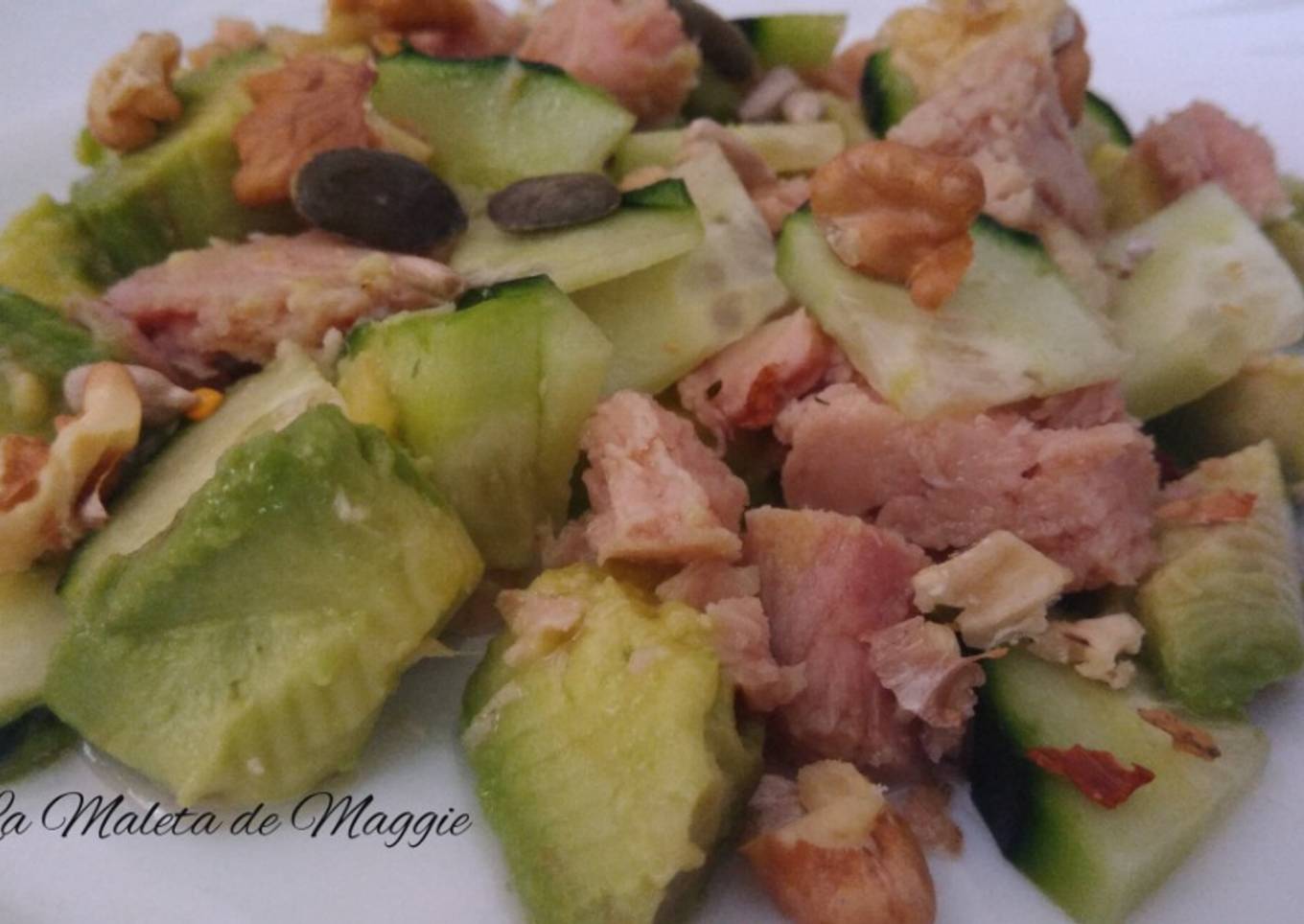 Ensalada de pepino, aguacate y atún