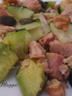 Una foto de Ensalada de pepino, aguacate y atún