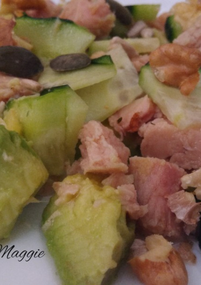 Una foto de Ensalada de pepino, aguacate y atún