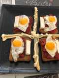 Huevos de coodorniz en tostadas y pimientos asados