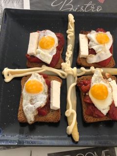 Una foto de Huevos de coodorniz en tostadas y pimientos asados