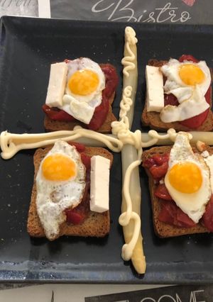 Una foto de Huevos de coodorniz en tostadas y pimientos asados