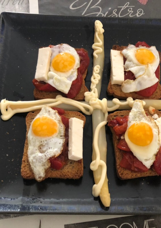 Una foto de Huevos de coodorniz en tostadas y pimientos asados