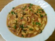 Una foto di cavatelli con pesce