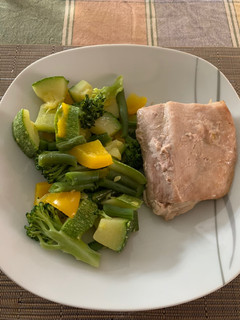 Una foto de Atún al horno con vegetales al vapor