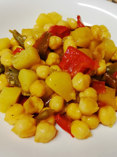 Una foto de Garbanzos salteados con verduras
