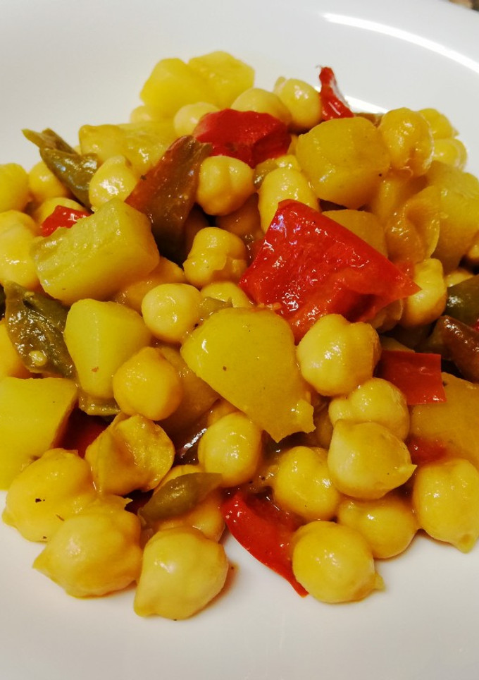 Una foto de Garbanzos salteados con verduras