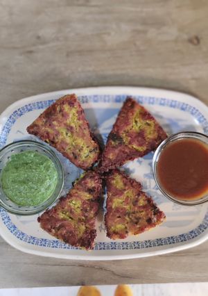 A picture of Crispy lauki triangles.