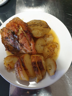 Una foto de Pollo asado al limón con hierbas provenzales