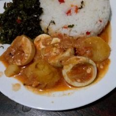 A picture of Sweet rice with egg curry.