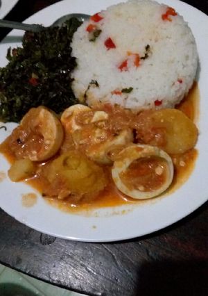 A picture of Sweet rice with egg curry.