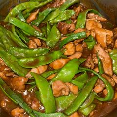 A picture of Chinese chicken (with string beans or broccoli).