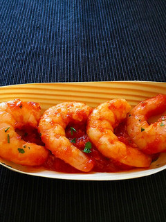 Una foto de Langostinos con tomate