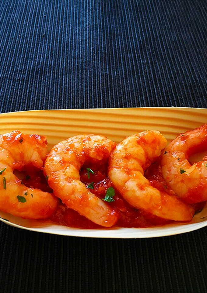 Una foto de Langostinos con tomate