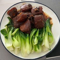 A picture of Mhoo-hong (Red Braised Pork Belly).