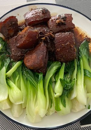 A picture of Mhoo-hong (Red Braised Pork Belly).