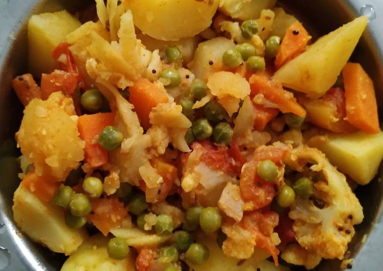 Aloo kurma curry with vegetables