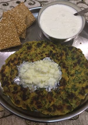 A picture of Makki Ki Methi Wali Roti.