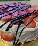 Tarta de bizcocho con nata montada, fresas y chocolate