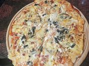 Una foto de pizza cebolla y jamón serrano