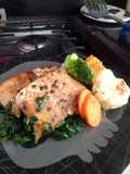 Salmón asado en cama de espinacas y verduras asadas