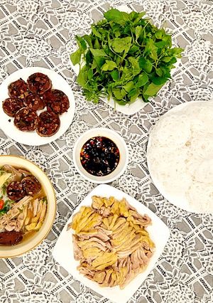 Hình của món Mâm cơm gia đình #10: Bún măng vịt và dồi cổ vịt.