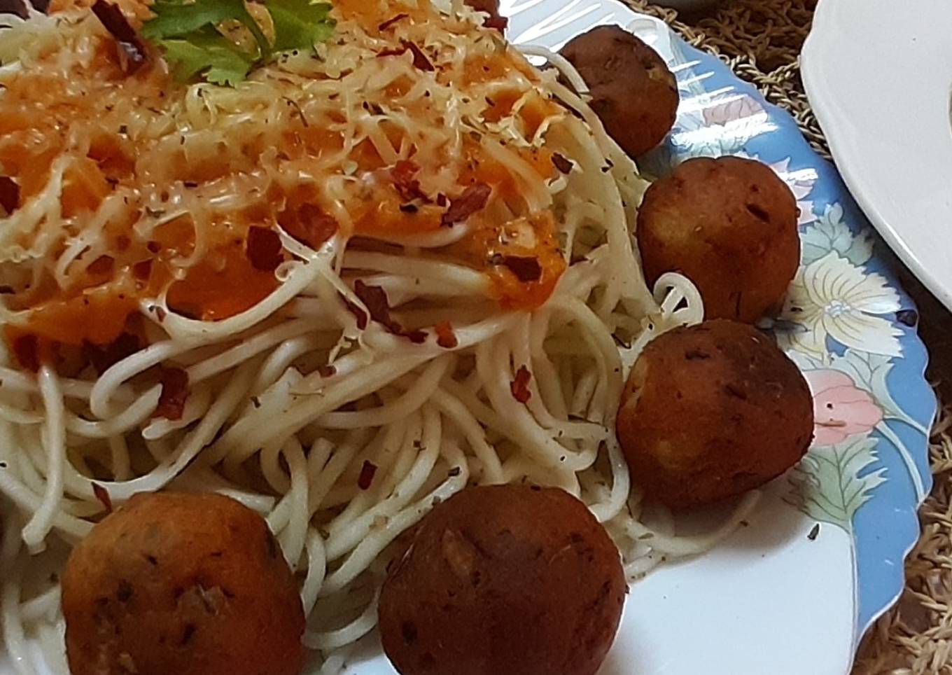 Cheese balls with noodles in tomato sauce