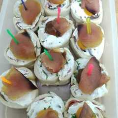 Una foto de Canapés con trío de ahumados y Philadelphia
