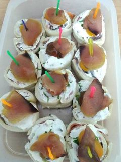 Una foto de Canapés con trío de ahumados y Philadelphia