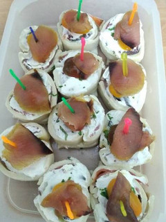 Foto principal de Canapés con trío de ahumados y Philadelphia