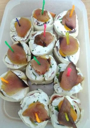 Una foto de Canapés con trío de ahumados y Philadelphia