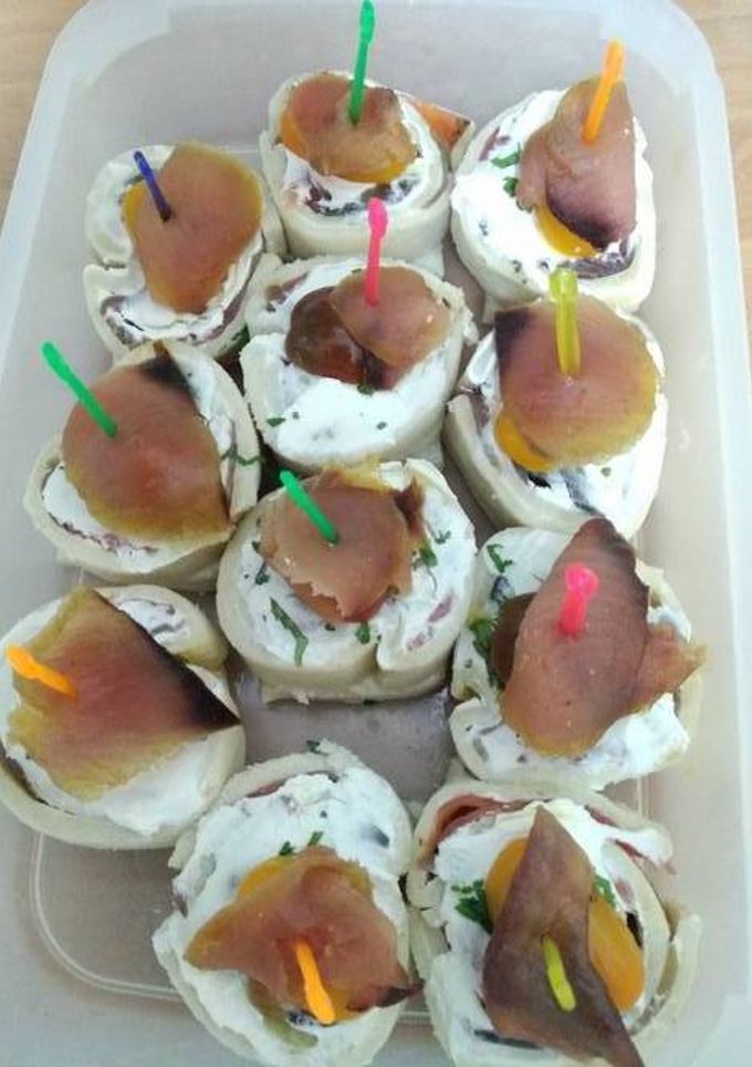 Una foto de Canapés con trío de ahumados y Philadelphia