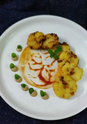 A picture of Dal kichidi vada.