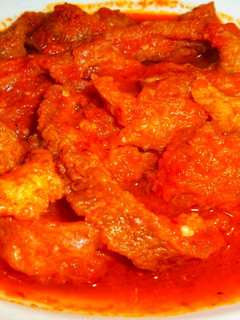 Una foto de Chicharrón en salsa roja
