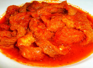 Una foto de Chicharrón en salsa roja
