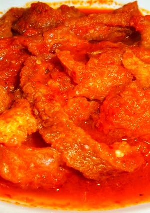 Una foto de Chicharrón en salsa roja