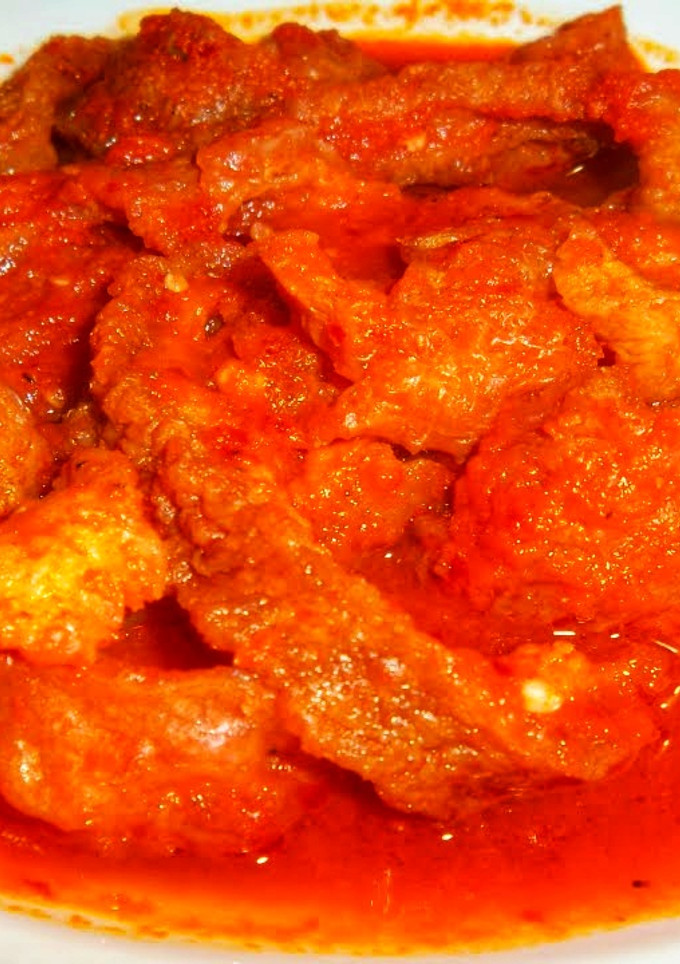 Una foto de Chicharrón en salsa roja